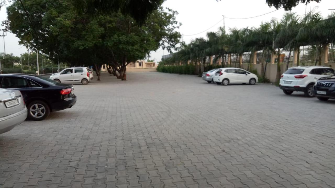 Laxmi Film City Resort Vadodara Exterior foto