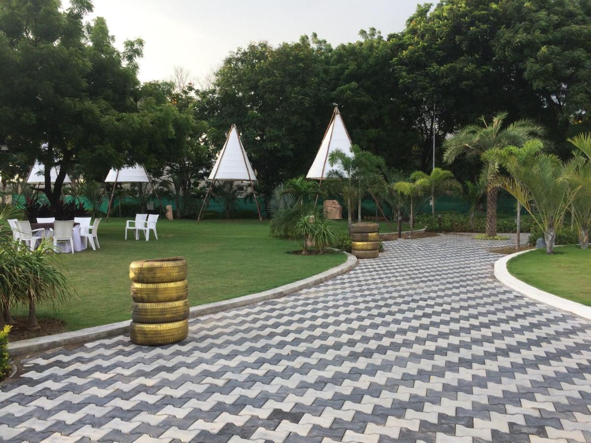 Laxmi Film City Resort Vadodara Exterior foto